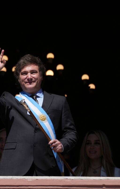 ARCHIVO - El recién juramentado presidente de Argentina, Javier Milei, saluda a sus partidarios desde el balcón de la casa de gobierno en Buenos Aires, Argentina, el 10 de diciembre de 2023. El mandatario aceptó el viernes 12 de enero de 2023 una invitación del papa Francisco para visitar el Vaticano en febrero. (AP Foto/Matilde Campodonico, Archivo)