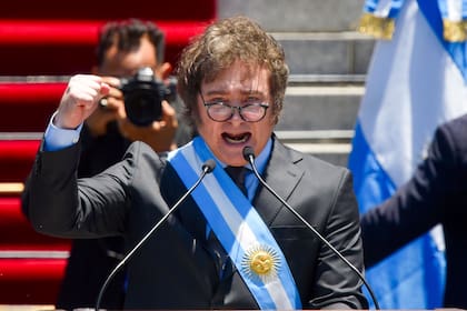 ARCHIVO- El recién juramentado presidente de Argentina, Javier Milei, habla frente al Congreso en Buenos Aires, Argentina, el 10 de diciembre de 2023. (AP Foto/Gustavo Garello, Archivo)