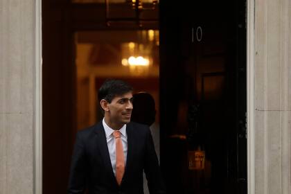 ARCHIVO - El recién nombrado jefe del Tesoro británico, Rishi Sunak, sale del 10 de Downing Street, donde fue nombrado por el entonces primer ministro británico, Boris Johnson, en Londres, el jueves 13 de febrero de 2020. (AP Foto/Matt Dunham, Archivo)