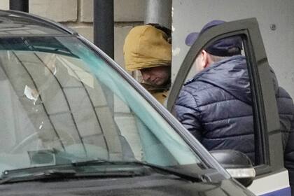 Archivo - El reportero de The Wall Street Journal. Evan Gershkovich, es escoltado por agentes desde el tribunal Lefortovsky hacia un vehículo el jueves 30 de marzo de 2023, en Moscú, Rusia