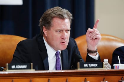 ARCHIVO - El representante Mike Turner en una audiencia de la Comisión de Inteligencia de la Cámara de Representantes en el Capitolio, en Washington (AP Foto/Alex Brandon, Archivo)