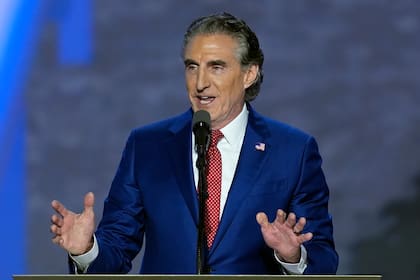 ARCHIVO - El republicano Doug Burgum, gobernador de Dakota del Norte, habla en la Convención Nacional Republicana el miércoles 17 de julio de 2024, en Milwaukee. (AP Foto/J. Scott Applewhite, archivo)