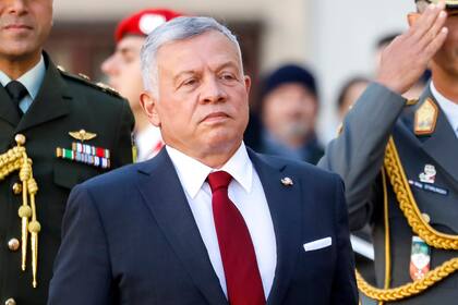 ARCHIVO - El rey Abdalá II bin Al-Hussein de Jordania asiste a una ceremonia militar en Viena, el 25 de octubre de 2021. (AP Foto/Lisa Leutner)