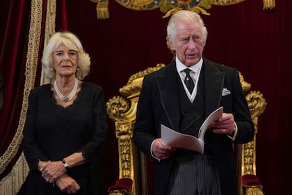 ARCHIVO-. El rey Carlos III recibirá todos los días despachos diarios del Gobierno en una caja de cuero roja, con informes previos de reuniones importantes o documentos que requieran su firma.