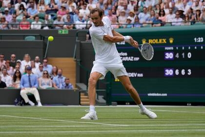 ARCHIVO - El ruso Daniil Medvedev devuelve ante el español Carlos Alcaraz durante la segunda ronda del torneo de Wimbledon, el jueves 1 de julio de 2021. (AP Foto/Kirsty Wigglesworth)