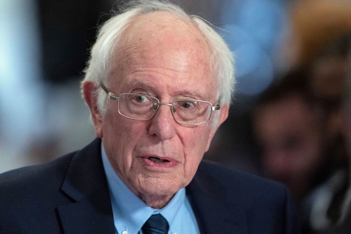 ARCHIVO - El senador federal Bernie Sanders, independiente por Vermont., habla con los reporteros antes de entrar a una sala de la Cámara de Representantes en el Capitolio, el jueves 7 de marzo de 2024, en Washington. (AP Foto/Jose Luis Magana, archivo)