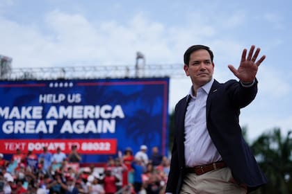ARCHIVO - El senador Marco Rubio, republicano por Florida, llega a ofrecer un discurso antes que el entonces candidato republicano presidencial Donald Trump en un acto de campaña en Doral, Florida, el 9 de julio de 2024. (AP Foto/Rebecca Blackwell, archivo)