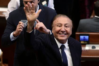 ARCHIVO - El senador Rodolfo Hernández, excandidato presidencial, saluda a los periodistas durante la inauguración de la sesión del Congreso en Bogotá, Colombia, el 20 de julio de 2022. (AP Foto/Iván Valencia, Archivo)