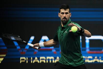 ARCHIVO- El serbio Novak Djokovic disputa un punto contra el alemán Yannick Hanfmann durante las sem