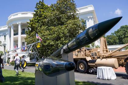 ARCHIVO - El sistema de defensa antimisiles THAAD frente a la Casa Blanca, el 15 de julio de 2019, en Washington. (AP Foto/Alex Brandon, Archivo)