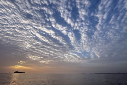 ARCHIVO - El sol sale por detrás de un petrolero fondeado en la costa del estrecho de Ormuz, visto desde la isla de Qeshm, Irán, el 18 de abril de 2026. (AP Foto/Asghar Besharati, archivo)
