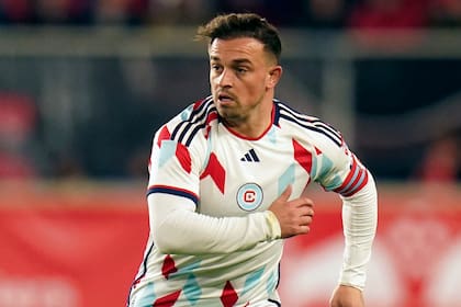 ARCHIVO - El suizo Xherdan Shaqiri, mediocampista del Fire de Chicago, disputa un partido ante los Red Bulls de Nueva York, el 13 de abril de 2024 (AP Foto/Vera Nieuwenhuis, archivo)