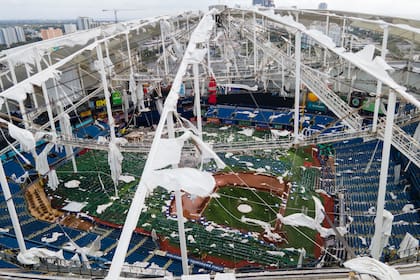 ARCHIVO - El techo destrozado del estadio Tropicana Field tras el paso del huracán Milton, el 10 de octubre de 2024, en St. Petersburg, Florida. (AP Foto/Julio Cortez)
