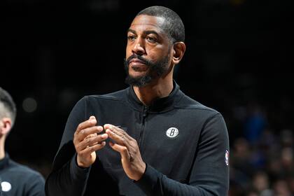 ARCHIVO - El técnico asistente de los Nets de Brooklyn Kevin Ollie durante un partido contra los Nuggets de Denver, el jueves 14 de diciembre de 2023, en Denver. Ollie será el entrenador interino de los Nets. (AP Foto/David Zalubowski)