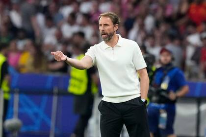 ARCHIVO - El técnico de Inglaterra Gareth Southgate da instrucciones durante la final contra España en la Eurocopa 2024, el domingo 14 de julio de 2024, en Berlín. (AP Foto/Frank Augstein)