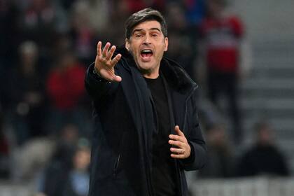ARCHIVO - El técnico de Lille Paulo Fonseca gesticula durante el partido contra Sturm Graz por los octavos de final de la Conference League, el 14 de marzo de 2024. Fonseca será el nuevo técnico del AC Milan. (AP Foto/Matthieu Mirville)