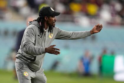 ARCHIVO - El técnico de Senegal Aliou Cissé durante el partido contra Ecuador en la Copa Mundial, el 29 de noviembre de 2022, en Doha, Qatar. (AP Foto/Natacha Pisarenko)