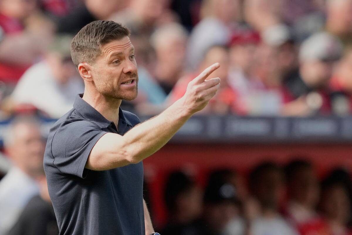 ARCHIVO - El técnico del Bayer Leverkusen Xabi Alonso brinda instrucciones durante el partido contra Union Berlín, el 12 de abril de 2025, en Leverkusen, Alemania. (AP Foto/Martin Meissner)