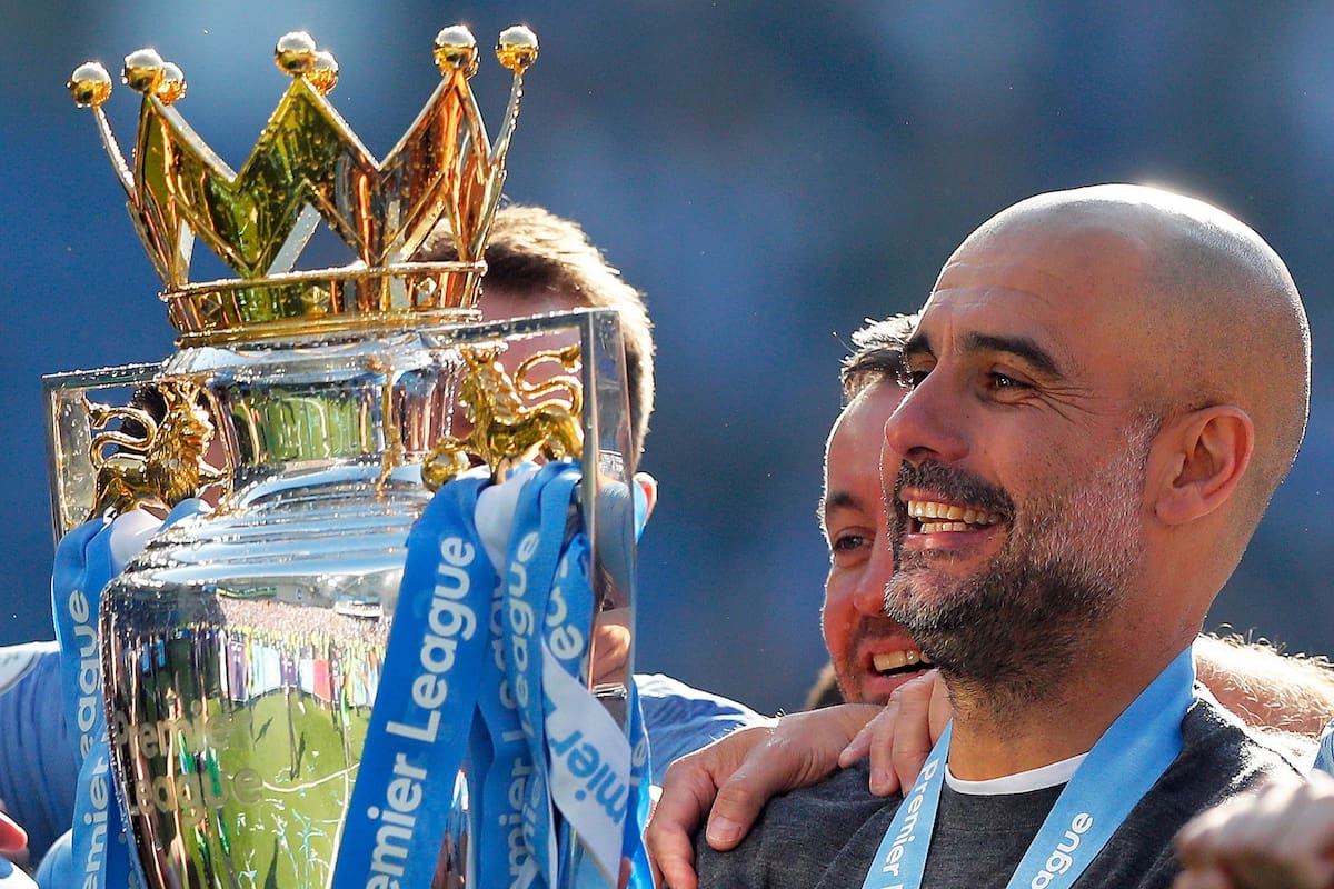 ARCHIVO - El técnico del Manchester City Pep Guardiola alza el trofeo de la Liga Premier tras el par