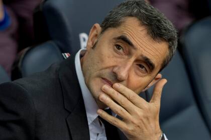 ARCHIVO - El técnico Ernesto Valverde, en ese entonces dirigiendo al Barcelona, sigue las acciones en un duelo de la Liga española ante el Alavés en el Camp Nou de Barcelona, el 21 de diciembre de 2019. (AP Foto/Joan Monfort, archivo)