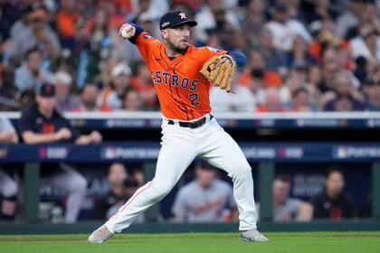 ARCHIVO - El tercera base Alex Bregman de los Astros de Houston lanza a segunda base durante el noveno inning del juego contra los Tigres de Detroit en la serie de comodines de la Liga Americana, el miércoles 2 de octubre en Houston. (AP Photo/Kevin M. Cox)
