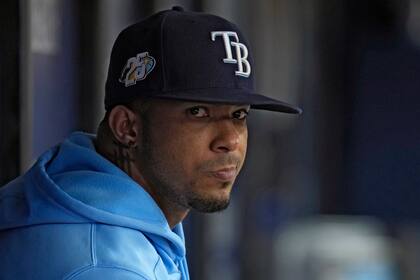 ARCHIVO - El torpedero Wander Franco de los Rays de Tampa Bay Wander Franco observa el juego contra los Guardianes de Cleveland, el 13 de agosto de 2023, en St. Petersburg, Florida. (AP Foto/Chris O'Meara)
