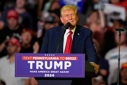 ARCHIVO - El virtual candidato presidencial republicano, el expresidente Donald Trump, habla en un mitin de campaña, el 22 de junio de 2024, en Filadelfia. (AP Foto/Chris Szagola, Archivo)