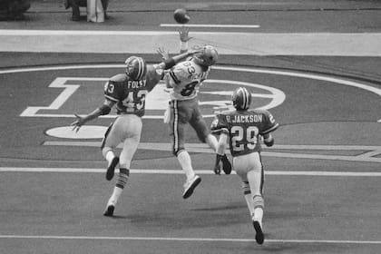 ARCHIVO - El wide receiver de los Cowboys de Dallas Golden Richards atrapa un pase de anotación durante el Super Bowl 12 de NFL en Nueva Orleans, el 15 de enero de 1978. Richards murió el viernes 23 de febrero de 2024. en su casa en Murray, Utah. Tenía 73 años. (AP Foto, Archivo)