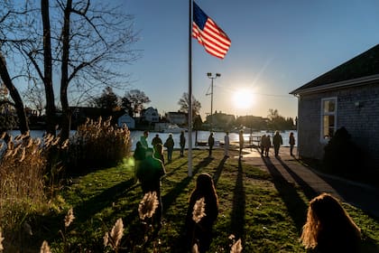ARCHIVO - Electores en fila para emitir su voto en las elecciones de mitad de mandato en el Aspray Boat House en Warwick, Rhode Island, el martes 8 de noviembre de 2022. (AP Foto/David Goldman, Archivo)