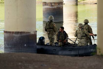 ARCHIVO - Elementos de la Guardia Nacional de Texas ayudan a vigilar el río Bravo (o Grande) el viernes 26 de agosto de 2022, cerca de Eagle Pass, Texas. (AP Foto/Eric Gay, Archivo)