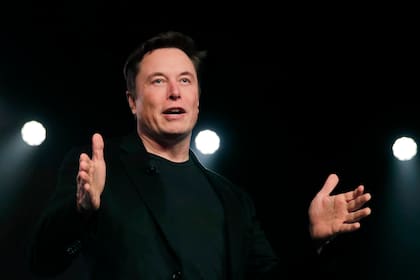 ARCHIVO-. Elon Musk acordó pagar el precio que ofreció hace meses por Twitter, antes de intentar abandonar el trato.