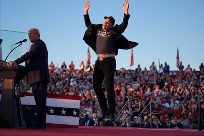 Archivo.- Elon Musk salta en el escenario mientras el candidato presidencial republicano y expresidente, Donald Trump, habla en un mitin de campaña en la Feria Agrícola de Butler, el sábado 5 de octubre de 2024, en Butler, Pensilvania (AP Photo/Evan Vucci)