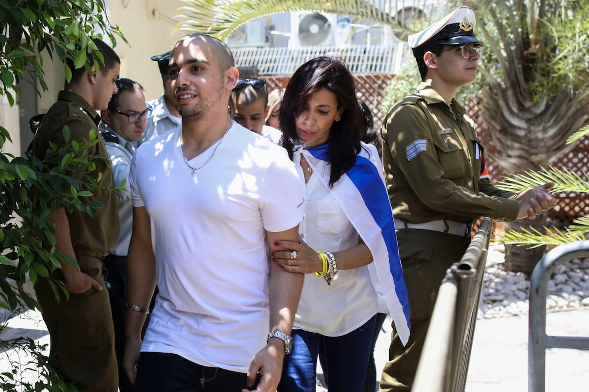 ARCHIVO - Elor Azaria, acompañado de su madre, llega al tribunal militar israelí el 30 de julio de 2