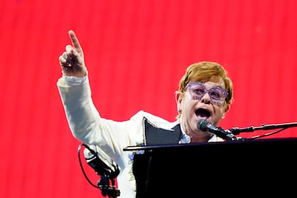 ARCHIVO - Elton John canta en un concierto de su gira "Farewell Yellow Brick Road" rl 15 de julio del 2022 en el Citizens Bank Park en Filadelfia. (AP Foto/Matt Rourke)