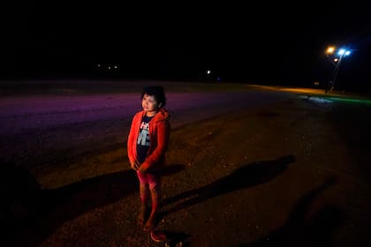 ARCHIVO - Emely, una niña hondureña de 8 años, permanece de pie sola en La Joya, Texas, el jueves 13 de mayo de 2021 después de entregarse a un agente tras cruzar hacia Estados Unidos desde México. (AP Foto/Gregory Bull, archivo)
