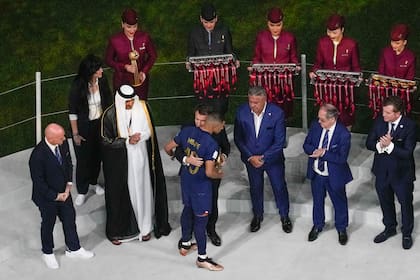ARCHIVO - Empleados de Qatar Airways asisten durante la ceremonia de premiación tras la final de la Copa Mundial entre Argentina y Francia, el 18 de diciembre de 2023, en Lusail, Qatar. (AP Foto/Thanassis Stavrakis)