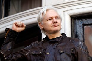 ARCHIVO - En esta foto de archivo del 19 de mayo de 2017, Julian Assange saluda a sus seguidores frente a la embajada ecuatoriana en Londres. El Alto Tribunal 
In this Friday May 19, 2017 file photo, Julian Assange greets supporters outside the Ecuadorian embassy in London. Britain's High Court on Wednesday July 7, 2021, has granted the U.S. government permission to appeal a decision that WikiLeaks founder Julian Assange cannot be sent to the United States to face espionage charges. (AP Photo/Frank Augstein, File)