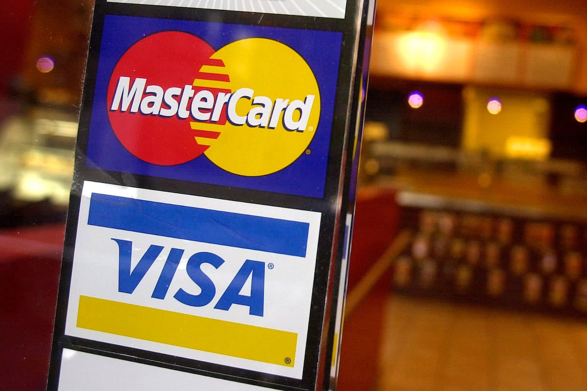 Archivo.- En esta foto de archivo del 22 de abril de 2005, se muestran los logotipos de las tarjetas de crédito MasterCard y Visa en la entrada de un café en Nueva York