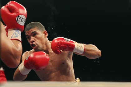ARCHIVO - En esta foto de archivo del 25 de abril de 2009, el boxeador puertorriqueño Juan Manuel López se prepara para golpear al filipino Gerry Peñalosa, en un combate por el cetro de las 122 libras de la OMB en Bayamón (AP Foto/Brennan Linsley, archivo)