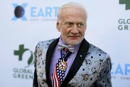 ARCHIVO- En esta foto de archivo del 28 de febrero de 2018, el astronauta retirado Buzz Aldrin asiste a una gala previa al Oscar en NeueHouse Hollywood, en Los Angeles. Aldrin, uno de los primeros hombres en pisar la luna, se ha casado con su "viejo amor". Aldrin escribió en Facebook que la boda tuvo lugar el 20 de enero de 2023, el mismo día que cumplió 93 años. (Foto de Richard Shotwell/Invision/AP, File)