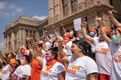 ARCHIVO- En esta foto del 1 de septiembre del 2021, mujeres protestan en el Capitolio en Austin contra la restrictiva ley de aborto en Texas. (Jay Janner/Austin American-Statesman via AP)