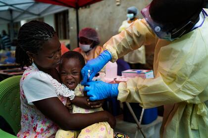 ARCHIVO - En esta foto del 13 de julio del 2019, un niño es vacunado contra el ébola en Beni, Congo. La Organización Mundial de Salud dijo el 13 de octubre del 2021 que comenzó una campaña de vacunación contra el ébola en el este de Congo, luego que se confirmó la muerte de un niñito por la enfermedad. (AP Foto/Jerome Delay)