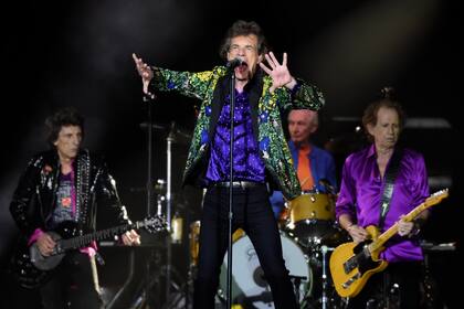 ARCHIVO - En esta foto del 22 de agosto de 2019, Mick Jagger, en el centro, y sus compañeros de los Rolling Stones Ron Wood, Charlie Watts y Keith Richards, de izquierda a derecha, durante un concierto de la banda en el Rose Bowl en Pasadena, California. (Foto por Chris Pizzello/Invision/AP, Archivo)