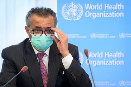 ARCHIVO - En esta foto del 24 de mayo del 2021, Tedros Adhanom Ghebreyesus, director general de la Organización Mundial de la Salud, habla en una reunión con el ministro de salud de Suiza, Alain Berset, en Ginebra. (Laurent Gillieron/Keystone vía AP, archivo)