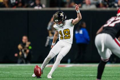 ARCHIVO - En esta foto del 26 de noviembre de 2023, Blake Grupe, de los Saints de Nueva Orleáns, realiza la patada de salida en el partido ante los Falcons de Atlanta (AP Foto/Danny Karnik)