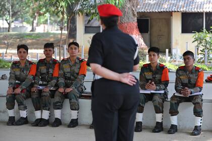 ARCHIVO - En esta foto del 31 de marzo del 2021, mujeres del Ejército indio participan junto con otros reclutas en una clase parte de su entrenamiento antes de ser introducidas como las primeras mujeres soldados, en Bangalore. (AP Foto/Aijaz Rahi)