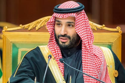 ARCHIVO - En esta foto distribuida por el palacio real saudí, el príncipe heredero Mohammed bin Salman habla durante una cumbre del Consejo de Cooperación del Golfo en Riad, Arabia Saudí, 14 de diciembre de 2021. (Bandar Aljaloud/Palacio Real Saudí via AP, File)
