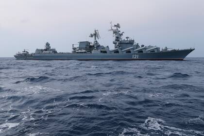 ARCHIVO - En esta foto distribuida por el Servicio de Prensa del Ministerio de Defensa ruso, el crucero misilístico Moskva patrulla el Mediterráneo cerca de la costa de Siria, 17 de diciembre de 2015. (Servicio de Prensa del Ministerio de Defensa via AP)