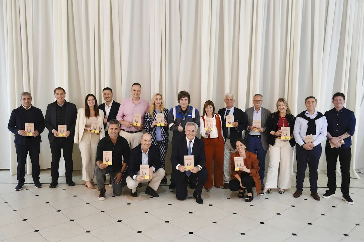 ARCHIVO.- En esta foto, el Presidente junto a sus ministros en una cena de cierre de año 2025