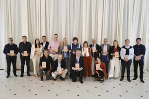 ARCHIVO.- En esta foto, el Presidente junto a sus ministros en una cena de cierre de año 2025